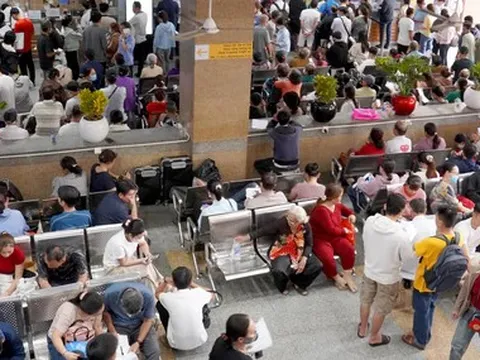 Chen chúc khám ở bệnh viện tuyến cuối TP.HCM: Người bệnh cũng cực lắm, chỉ mong chữa khỏi bệnh