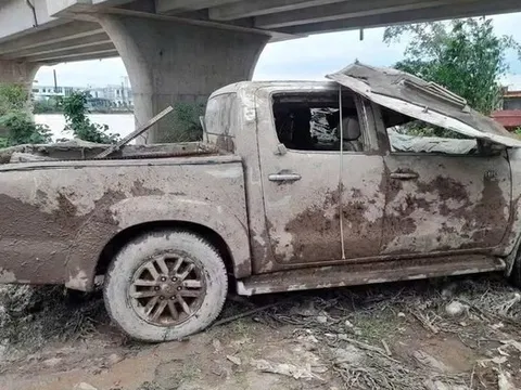 Phát hiện xe bán tải cùng bộ xương người dưới kênh ở Vĩnh Long