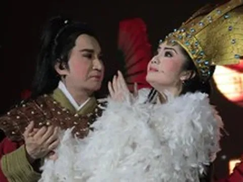 Hoa Hạ nhớ vị giám đốc ‘chịu chơi’ để có cải lương hoành tráng Kim Vân Kiều, Chiếc áo thiên nga
