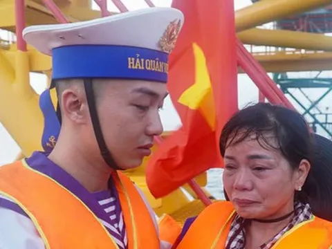 Xúc động hai phụ huynh vượt biển thăm con ở nhà giàn DK1/10