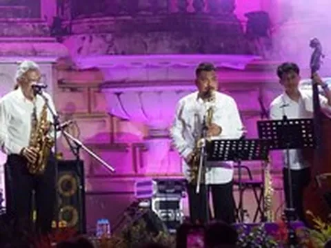 Cha con nghệ sĩ Quyền Văn Minh và các nghệ sĩ hâm nóng Hà Nội mưa lạnh bằng jazz