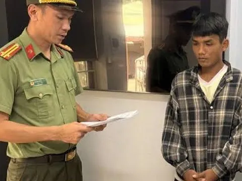 Tạm giam thanh niên mua giấy phép lái xe giả bán kiếm lời hàng triệu đồng