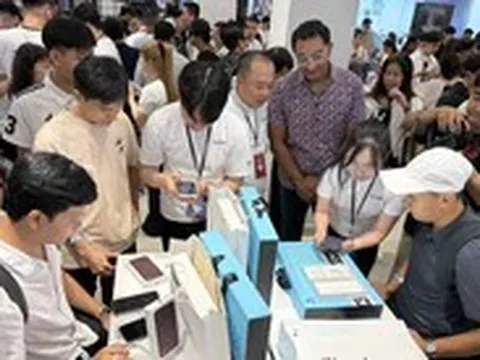 Ngày đầu mở bán iPhone 18: Tấp nập từ sáng sớm, hàng chục nghìn máy được giao