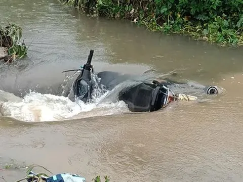 Xác minh thông tin nam sinh nghi bị nước cuốn mất tích khi đi qua đường ngập ở Hà Nội