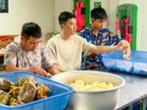 Câu chuyện bữa cơm giữa biển khơi và những người lính giữ chặt nồi canh