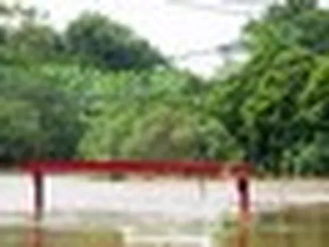3 cây cầu 'mất dấu' trong nước lũ, người dân Hà Nội phải đi vòng 10 km để sang sông
