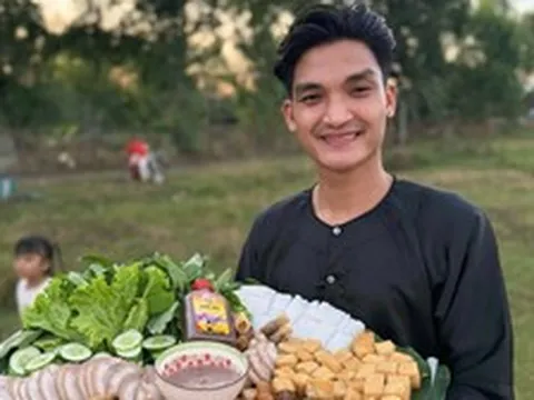 Nam diễn viên hài “xấu lạ” đi bán bún đậu mắm tôm ở TP.HCM