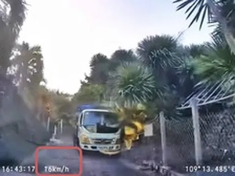 Khoảnh khắc tài xế lùi xe 'cực nét', né cú đâm trực diện của xe tải ở dốc hẹp