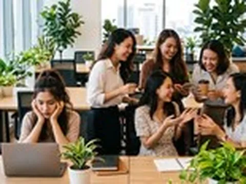 Bị người cũ chèn ép, người mới nghe theo hay 'bật' lại?
