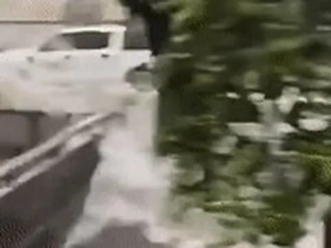 Clip ô tô đi qua tạo sóng làm sập thanh chắn, nước ồ ạt tràn vào hầm chung cư