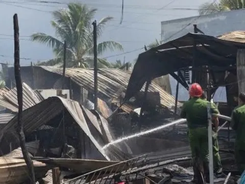 Đang trên đường đưa dâu, nhận tin 4 căn nhà liền nhau bị cháy rụi