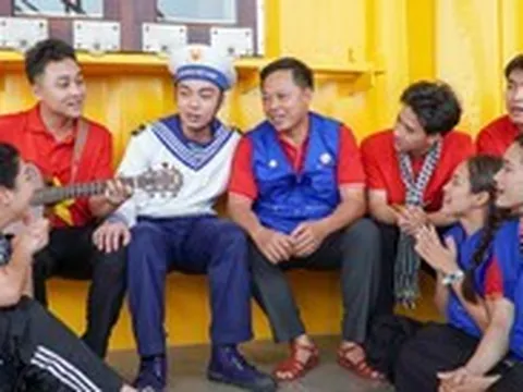 Đoàn đại biểu TP.HCM trao hơn 7 tỉ đồng quà, trang thiết bị cho chiến sĩ biển đảo Tây Nam, nhà giàn DK1/10