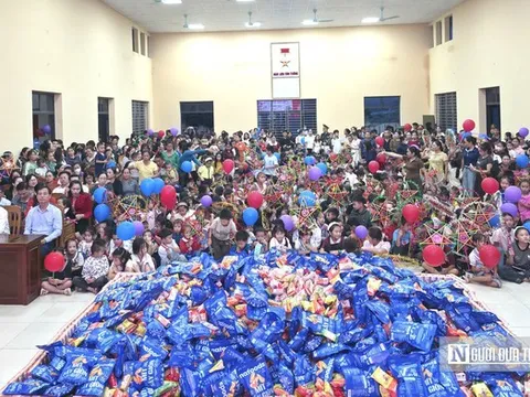 Những người làm báo xứ Nghệ mang trung thu đến sớm cho trẻ em vùng biên