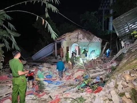 Lật xe đầu kéo, thùng hàng đổ xuống nhà dân, 3 người tử vong