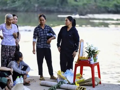 Phát hiện dép và thẻ học sinh trên cầu, nghi nữ sinh mất tích