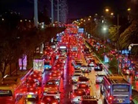 22h đêm, ngã tư Phạm Văn Đồng và Phan Văn Trị, TP.HCM vẫn kẹt xe không lối thoát