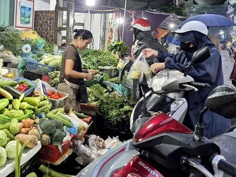 Giá cả đầu ngày: Mưa liên tục khiến giá rau củ tăng mạnh; xoài miền Tây được giá, heo hơi lên 60.000 đồng/kg