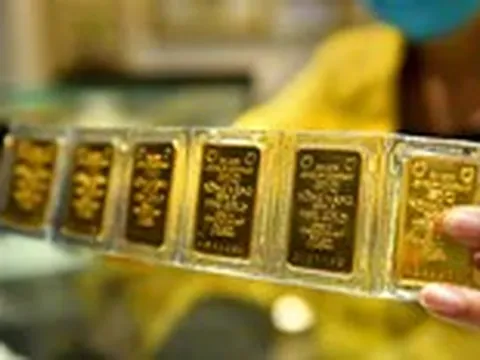 Giá vàng thế giới lại rơi khỏi ngưỡng 4.400 USD/ounce, trong nước tăng mạnh