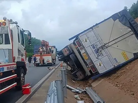 Xe tải lật, cày nát loạt hộ lan trên cao tốc Vân Phong - Nha Trang