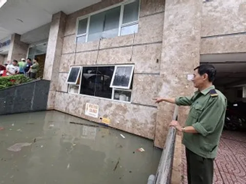 Hầm chung cư ngập sâu 2m, khoảng 30 xe máy cùng nhiều tài sản bị nhấm chìm