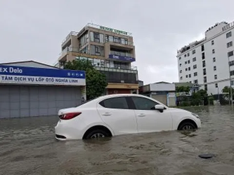 Nghệ An: Ô tô chết máy la liệt, tài xế mòn mỏi chờ cứu hộ