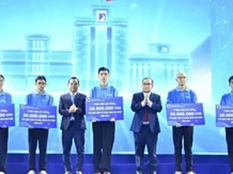 4 nhân vật của 'Tiếp sức đến trường' trên Tuổi Trẻ được Bách khoa Đà Nẵng trao học bổng