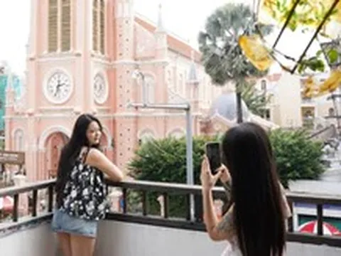 Ngồi cà phê, ngắm nhà thờ màu hồng, khu phố Tân Định, TP.HCM vào top 'chất nhất thế giới'