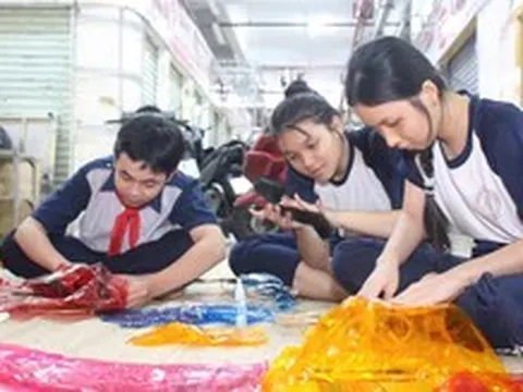 Làm lồng đèn, vẽ mặt nạ, trẻ rộn ràng phá cỗ đón Trung thu