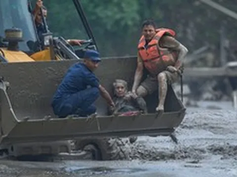 3 tuần sau trận lũ kinh hoàng, Nepal vẫn ngổn ngang giữa bùn đất và đổ nát, những thị trấn mộng mơ giờ chỉ còn lại dấu tích