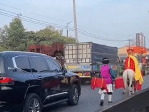 Clip nhóm người hóa trang ‘thầy trò Đường Tăng’ cưỡi ngựa, đi bộ trên làn ô tô
