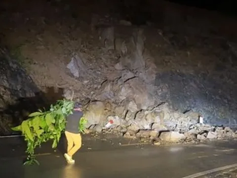 Đất đá sạt lở xuống quốc lộ giữa đêm, cách nhà máy thủy điện 500m