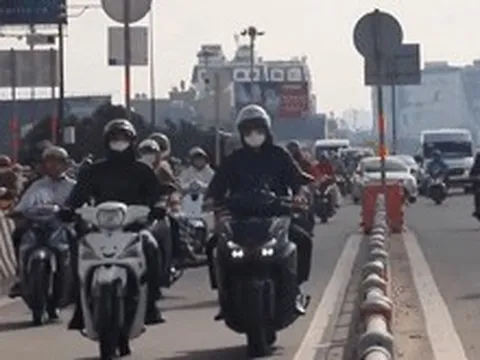 TPHCM đổi phân làn cầu Bình Lợi, xe máy vẫn nối nhau lấn làn ôtô