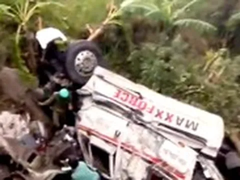 Xe container lao xuống vực trên đèo Sông Pha