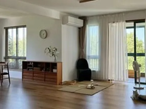 Xem 2 ngôi nhà này mới hiểu vì sao ngày càng nhiều người bỏ sofa, bàn trà và kệ tivi