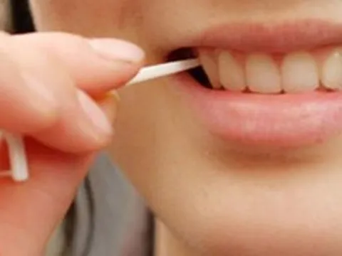 Lời khuyên cho người cứ ăn xong là tìm tăm xỉa răng