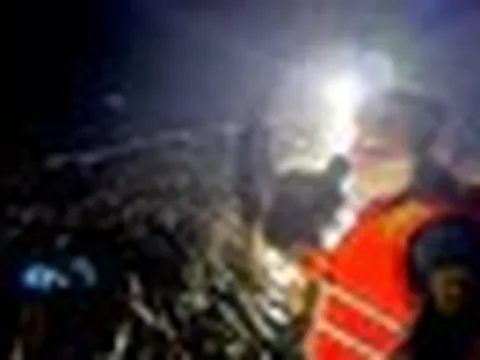 Phát hiện thi thể người đàn ông mắc kẹt trong khe đá
