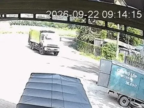 Clip xe buýt tông trúng ô tô chở rác ở Hà Nội, tài xế mắc kẹt trong cabin