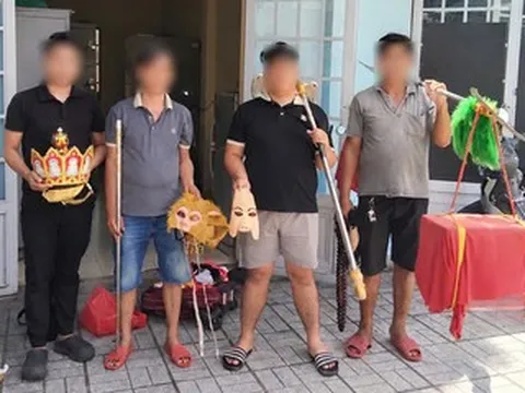 Công an làm việc với 4 người hóa trang 'thầy trò Đường Tăng' đi bộ trong làn ô tô