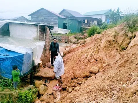Sơ tán dân ra khỏi khu tái định cư tránh thiên tai đang bị sạt lở ở Lâm Đồng