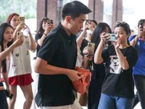 Đình Bắc gây sốt, fan nữ vây quanh khi hội quân đội tuyển Việt Nam