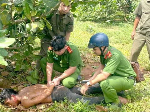 Bắt nam thanh niên 20 tuổi dùng hung khí tấn công cha dượng