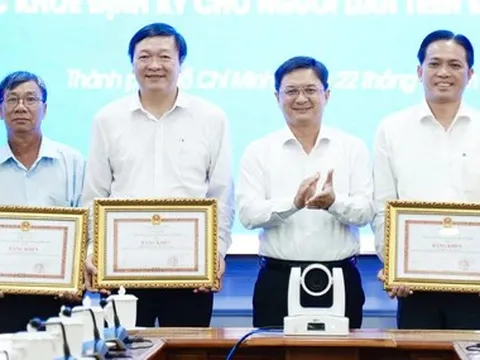 Khen thưởng xã Thạnh An, phường Phước Thắng, xã Vĩnh Lộc thực hiện xuất sắc khám sức khỏe toàn dân