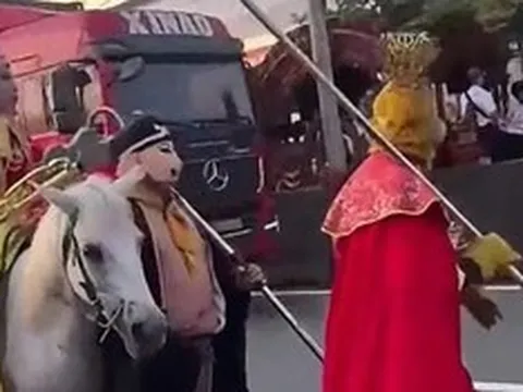 Công an làm việc với 4 "thầy trò Đường Tăng" cưỡi ngựa, đi bộ trong làn ô tô