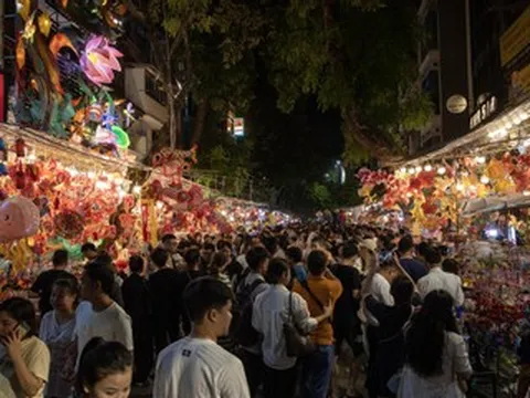 Hà Nội: Phố Hàng Mã rực rỡ, giới trẻ 'chen chân' chụp ảnh trước trung thu