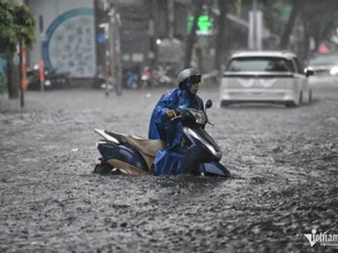 Mưa lớn kéo dài từ Huế đến Cà Mau, rồi lại dịch ra phía Bắc
