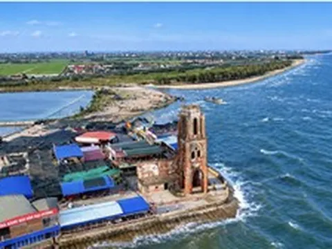Cận cảnh nhà thờ đổ Hải Lý, chứng tích biến đổi khí hậu đầu tiên của Việt Nam