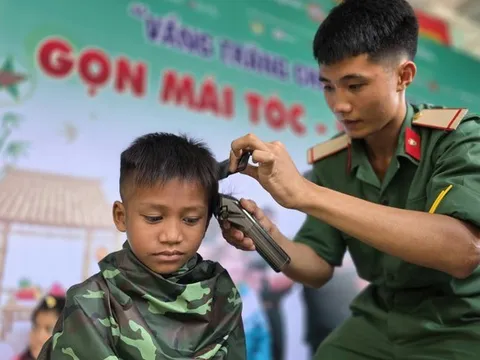 Mùa Trung thu, bộ đội mở "tiệm" cắt tóc cho trẻ em miền núi Tây Giang