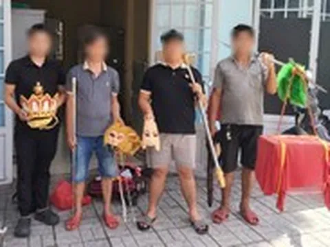 4 'thầy trò Đường Tăng' cưỡi ngựa, đi bộ trong làn ô tô là 'làm theo di nguyện người quá cố'