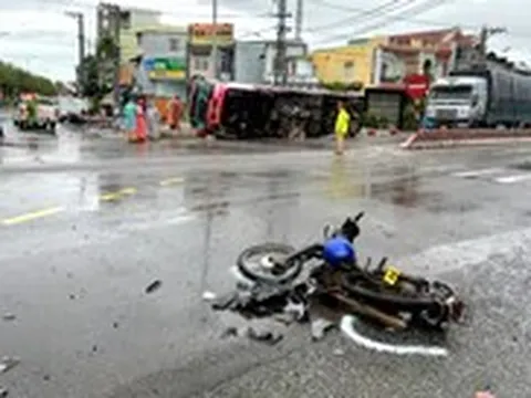 Xe giường nằm va chạm nhiều xe rồi lật nghiêng, tài xế xe máy và một hành khách chết