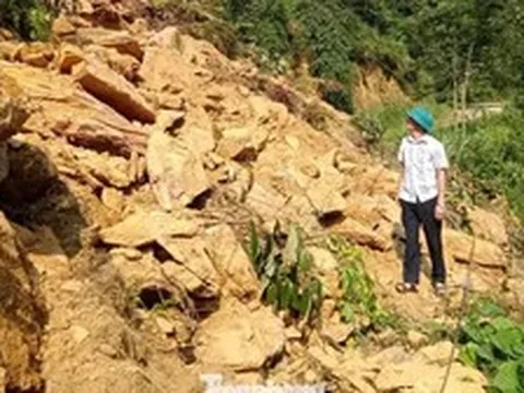 Hơn 10.000m3 đất đá vùi lấp đường vào ngôi làng